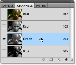 Selecting the Green channel in Photoshop.