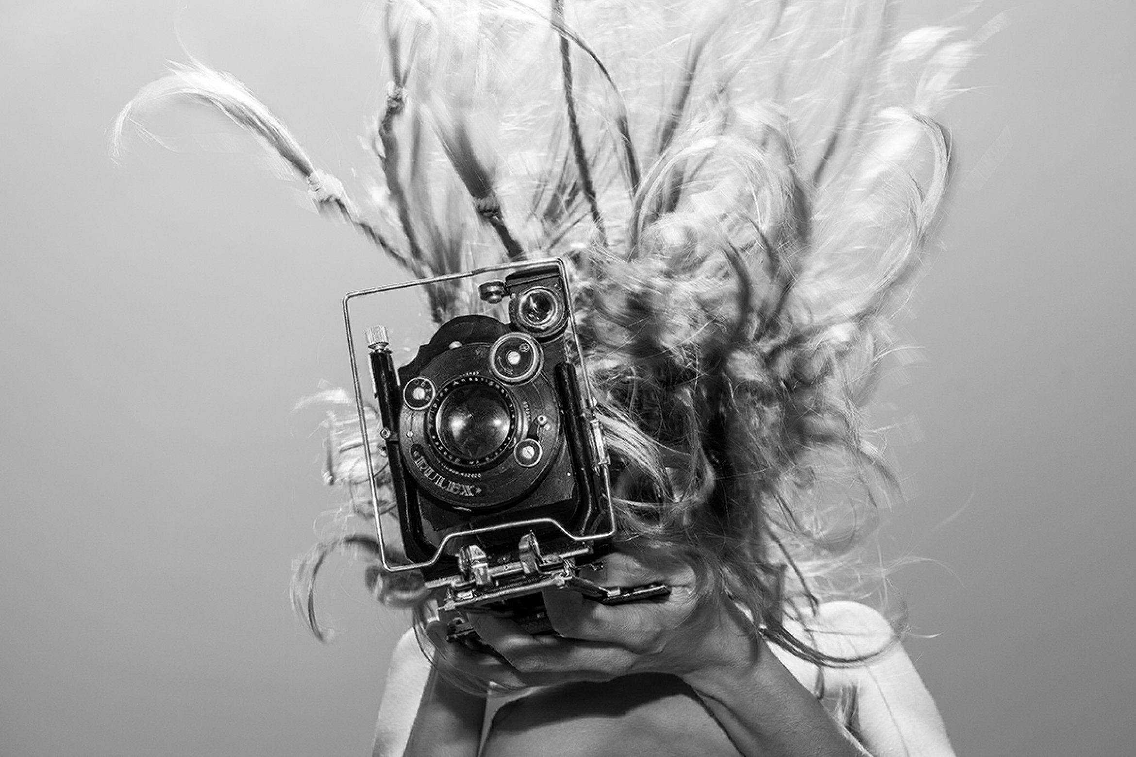 Ждана фотограф. Современное фотоискусство. Креативный фотограф. Фотоаппарат чб. Девушка с фотоаппаратом.